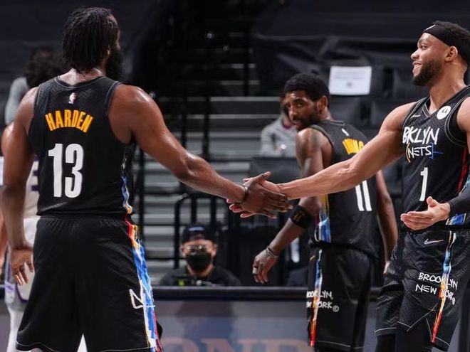 雷霆双向球员卡尔森生涯首次首发（雷霆双向合同球员卡尔森首次进入首发阵容）