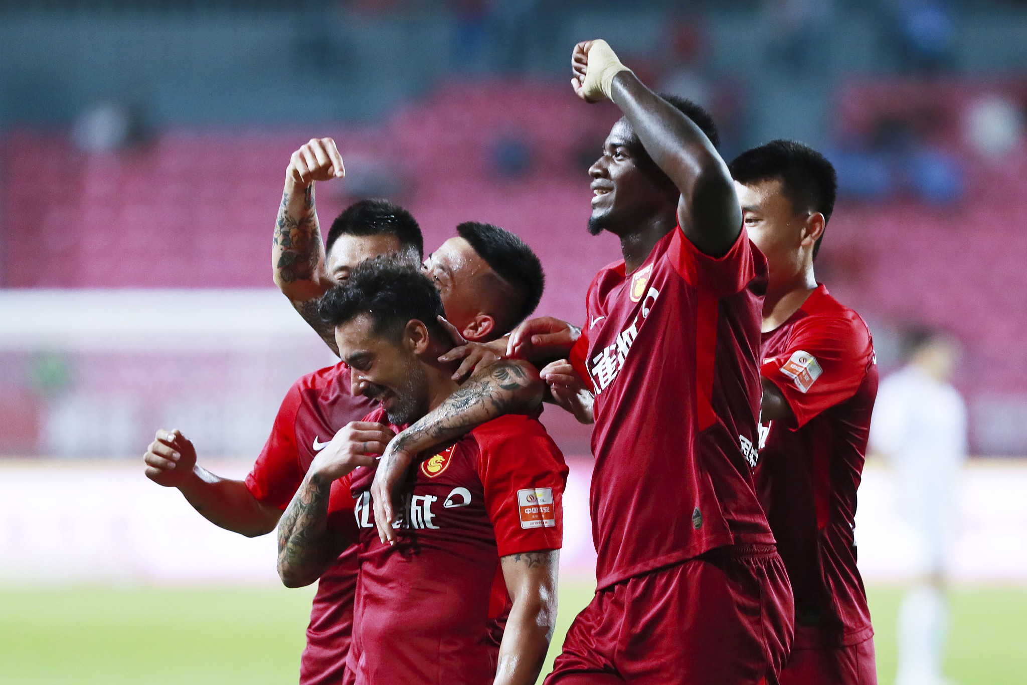 亚冠生死战！布里兰主场绞杀江原FC，8球神锋破局（亚冠生死局！布里兰主场强压江原FC，8球锋霸打破僵局）