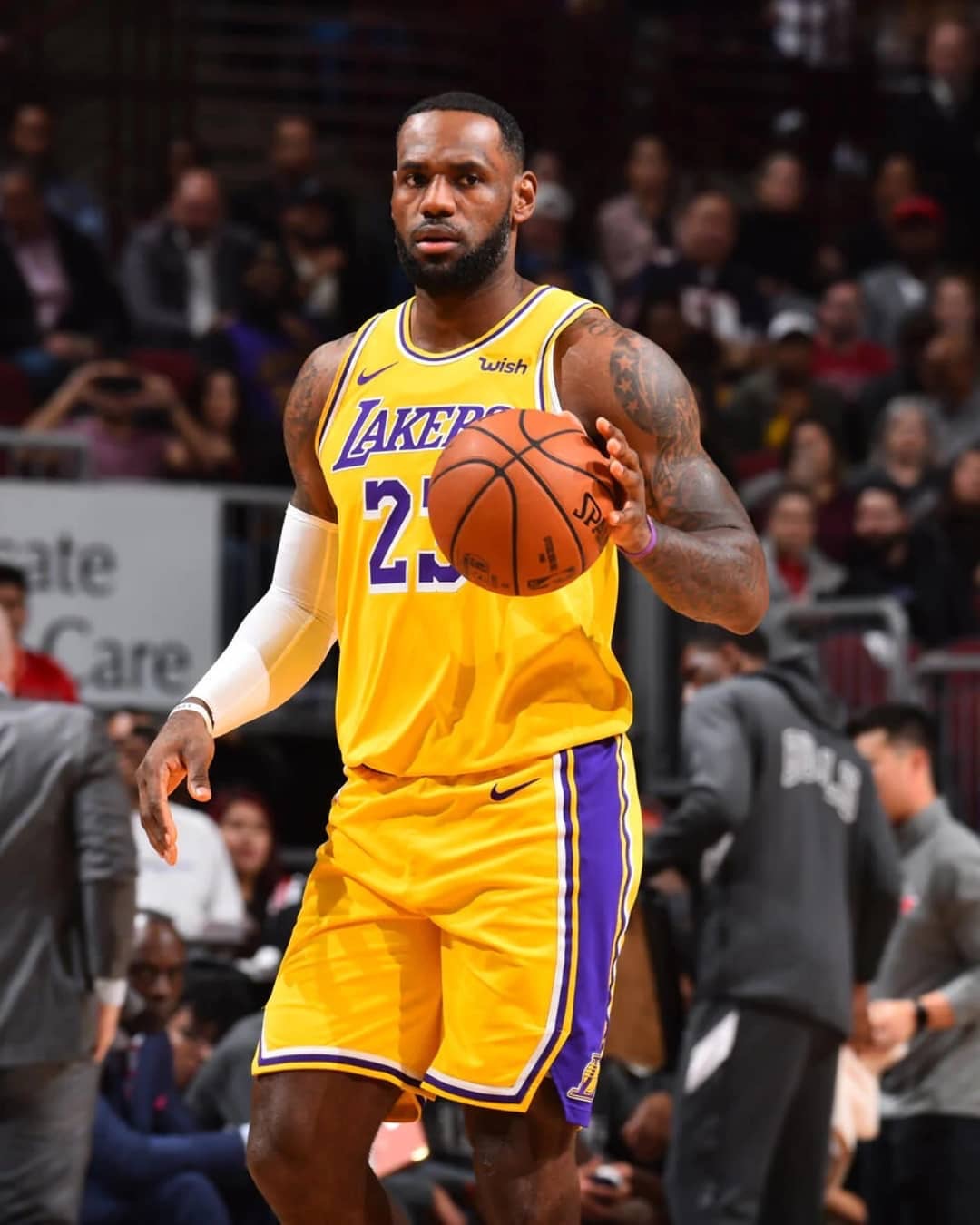 非常懊恼！恩比德技术罚球不中 顺势跪倒在地（懊恼不已！恩比德技术罚球未中后跪倒在地）